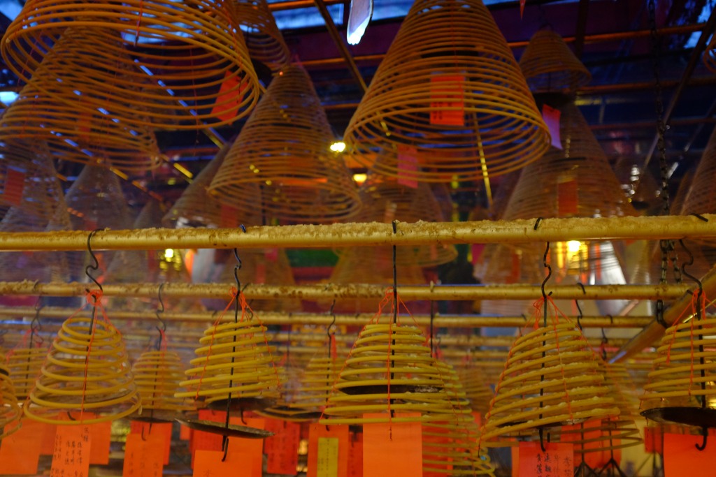 Räucherspiralen im Man Moh Tempel.